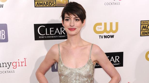 Anne Hathaway auf dem roten Teppich bei einer Preisverleihung.