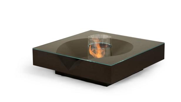 Ein quadratischer Couchtisch mit einer eingelassenen Feuerstelle unter einem Glaszylinder.