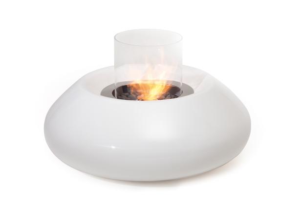 Ein weißer Tischkamin mit Glaszylinder und Flamme auf einem weißen Hintergrund.