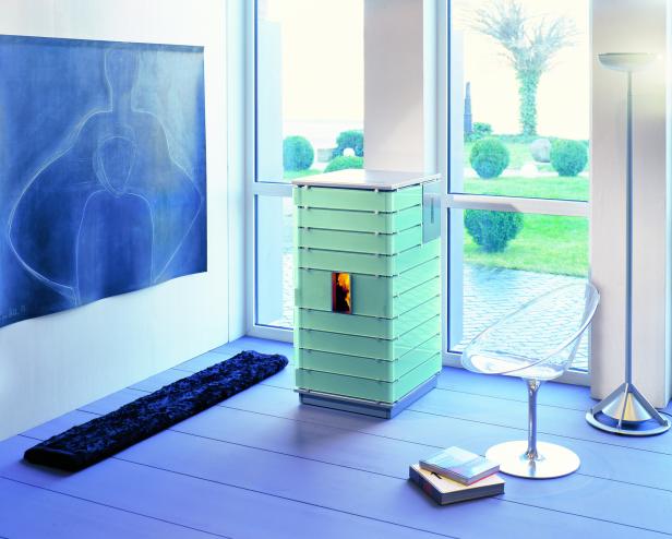 Ein modernes Wohnzimmer mit einem Kaminofen, einem Kunstwerk und einem transparenten Stuhl.
