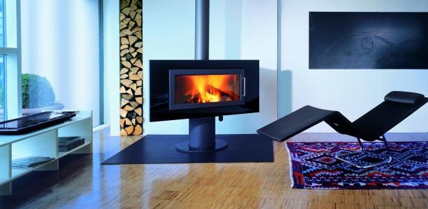 Ein moderner Kamin mit brennendem Holz in einem stilvollen Wohnzimmer.