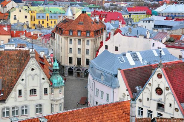 Ein Blick über die bunten Dächer der Altstadt von Tallinn.