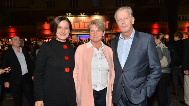 Drei Personen posieren vor dem Theater am Rabenhof für ein Foto.