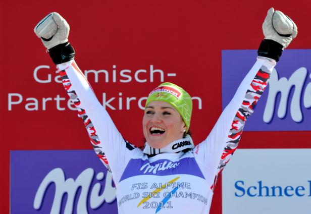 Eine jubelnde Skirennläuferin auf dem Siegerpodest der Skiweltmeisterschaft 2011 in Garmisch-Partenkirchen.