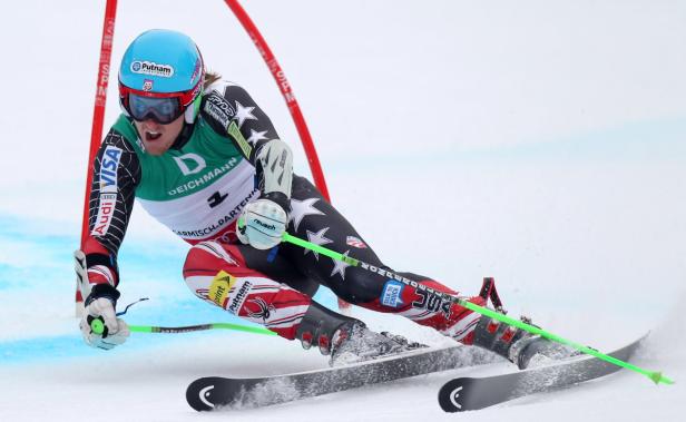 Ein Skirennläufer fährt einen Slalomkurs hinunter.