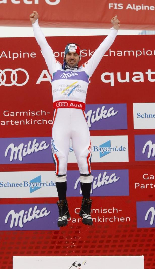 Ein Skirennläufer jubelt auf dem Siegerpodest bei der Alpinen Ski-WM 2011 in Garmisch-Partenkirchen.