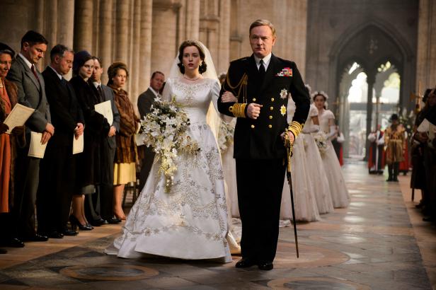 "The Crown": So teuer war das Brautkleid der Queen