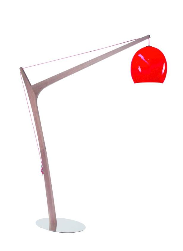 Eine Stehlampe mit einem roten, kugelförmigen Lampenschirm.