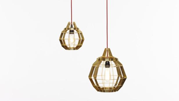 Zwei goldene Hängelampen mit geometrischem Design vor einem weißen Hintergrund.