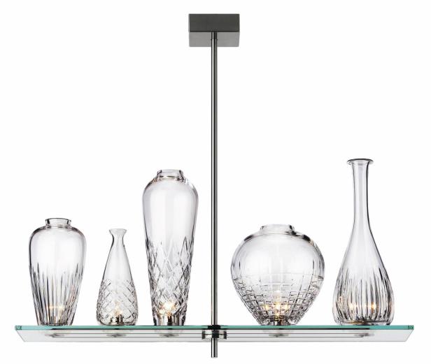 Eine Hängelampe mit fünf Glasvasen auf einem Glasregal.