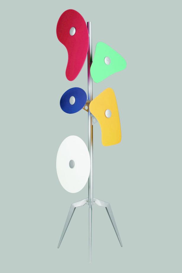 Eine bunte, abstrakte Skulptur mit geometrischen Formen auf einem Stativ.