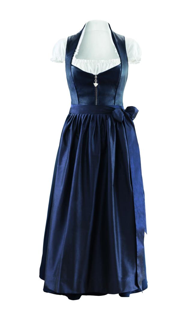 Ein blaues Dirndl mit weißer Bluse und Schleife vor einem weißen Hintergrund.