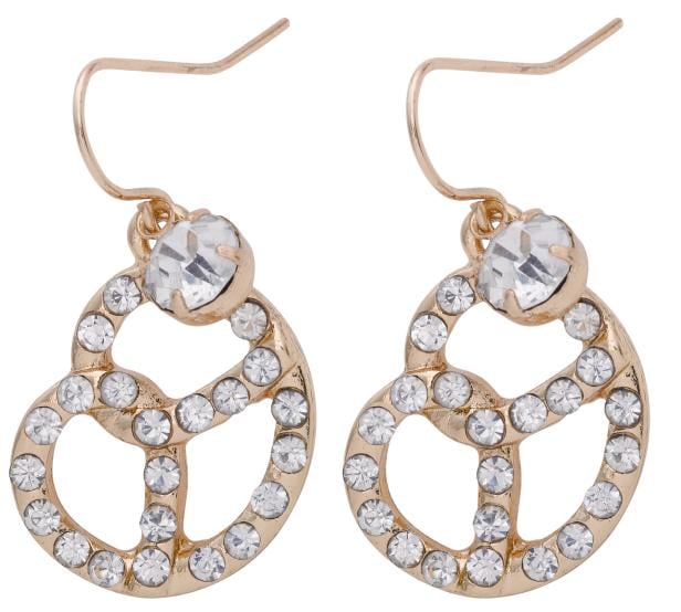 Nahaufnahme von zwei goldenen Ohrringen in Friedenszeichenform mit Strasssteinen.