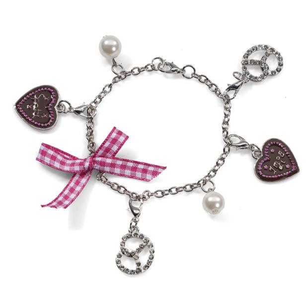 Ein silbernes Bettelarmband mit Charms wie Herzen, Perlen, einer Brezel und einer rosa Schleife.