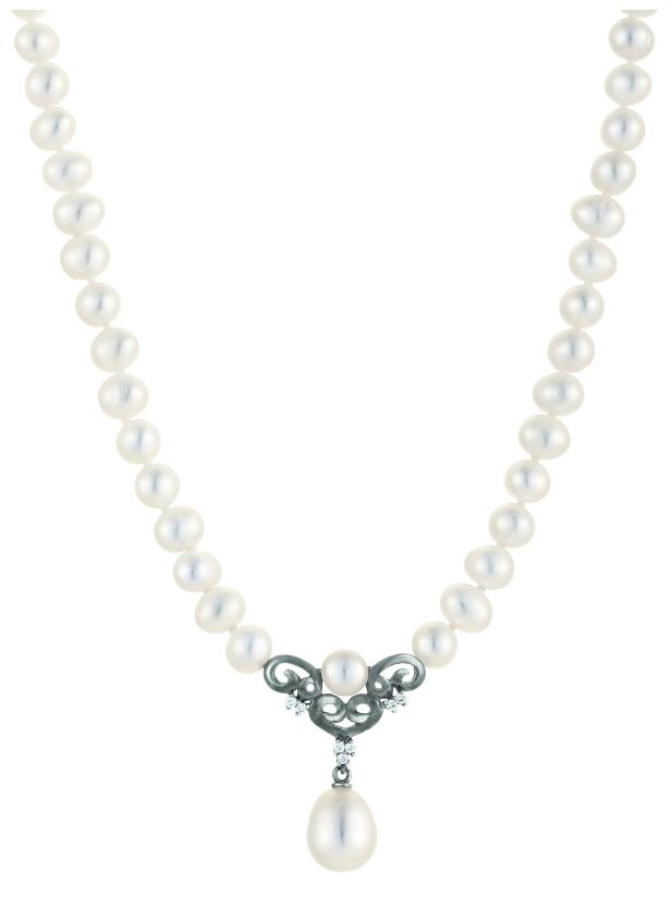 Eine Perlenkette mit einem silbernen Anhänger mit Zirkonia-Steinen.