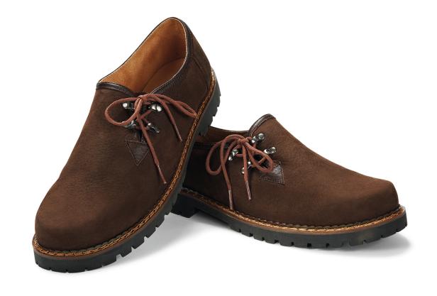 Ein Paar braune Lederschuhe mit Schnürsenkeln stehen auf einem weißen Hintergrund.