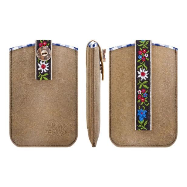 Eine braune Handyhülle im Trachtenstil mit floralen Stickereien und einem Knopf.
