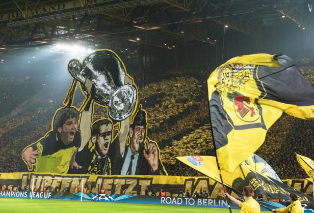 Eine Tribüne voller Borussia Dortmund Fans mit einer großen Choreografie.