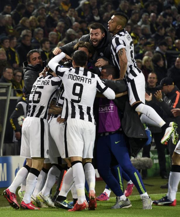 Spieler von Juventus Turin feiern gemeinsam auf dem Spielfeld.