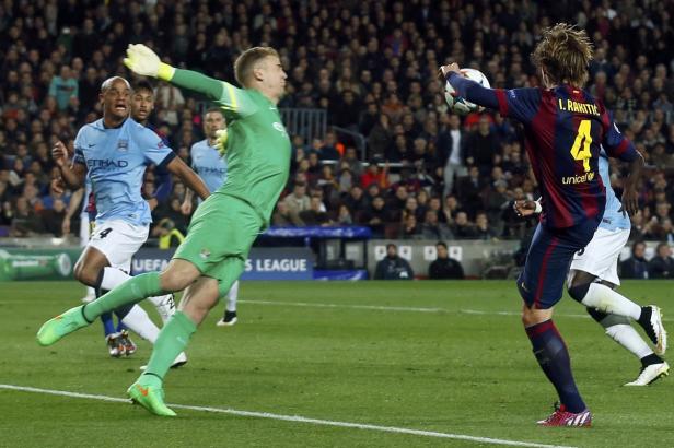 Ivan Rakitić von Barcelona im Zweikampf mit dem Torwart von Manchester City.