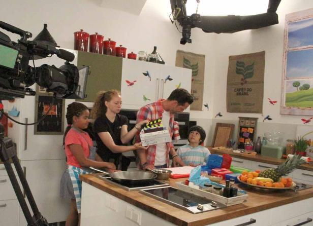 Dreharbeiten für eine Kochsendung mit Kindern in einer Küche.