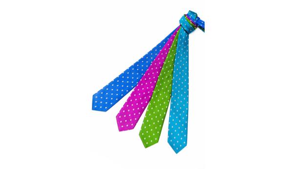 Mehrere bunte Krawatten mit einem weißen Muster sind zusammengebunden.