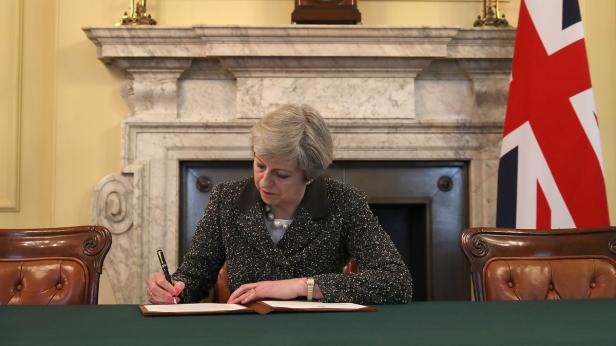 May: Brexit-Brief mit 460-Euro-Stift unterzeichnet