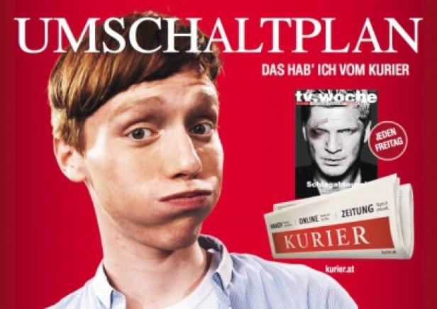 Ein junger Mann blickt skeptisch auf eine Anzeige für den „Kurier“ mit dem Slogan „Umschaltplan“.