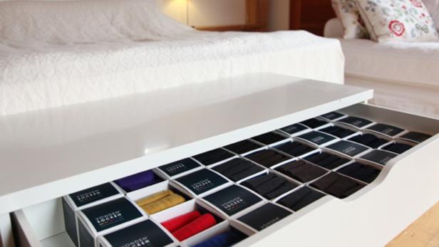 Eine geöffnete Schublade mit ordentlich gefalteten Socken der Marke „Vonden Socken“.