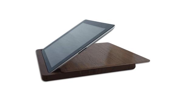 Ein Tablet-Computer steht in einer hölzernen Halterung.