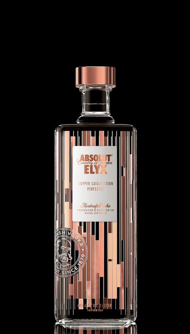 Eine Flasche Absolut Elyx Vodka mit Kupferdetails vor schwarzem Hintergrund.