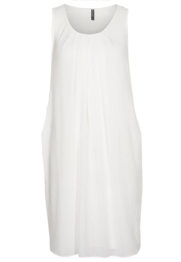 Ein ärmelloses, weißes Kleid vor einem neutralen Hintergrund.