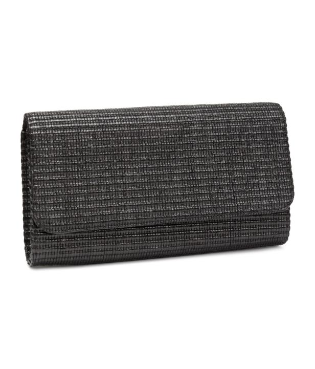 Eine schwarze Clutch mit gewebter Textur vor einem weißen Hintergrund.