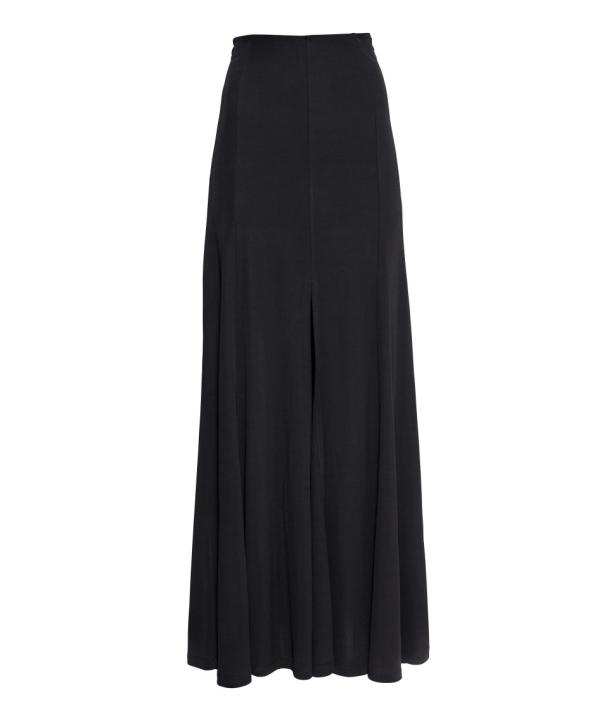 Eine lange, schwarze Rock mit einem Schlitz in der Mitte.