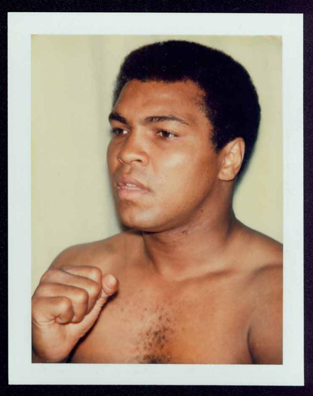 Porträt des Boxers Muhammad Ali mit geballter Faust.
