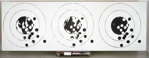 Drei konzentrische Kreise mit schwarzen und weißen Punkten auf einer weißen Leinwand.