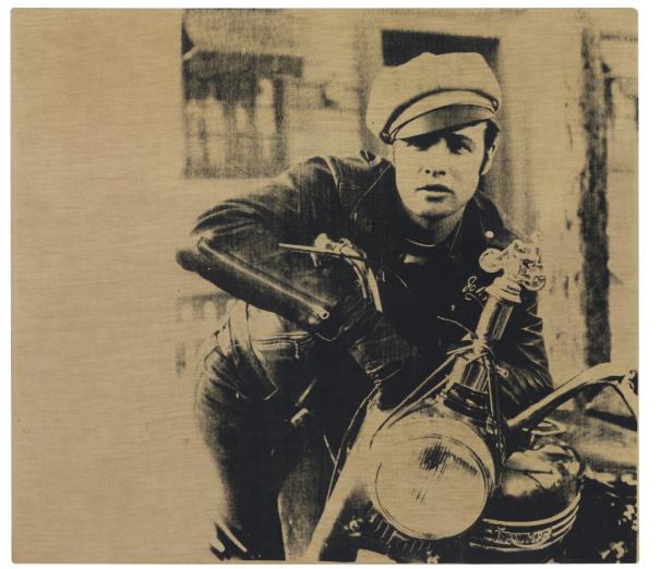 Marlon Brando als Johnny Strabler auf einem Motorrad in „The Wild One“.