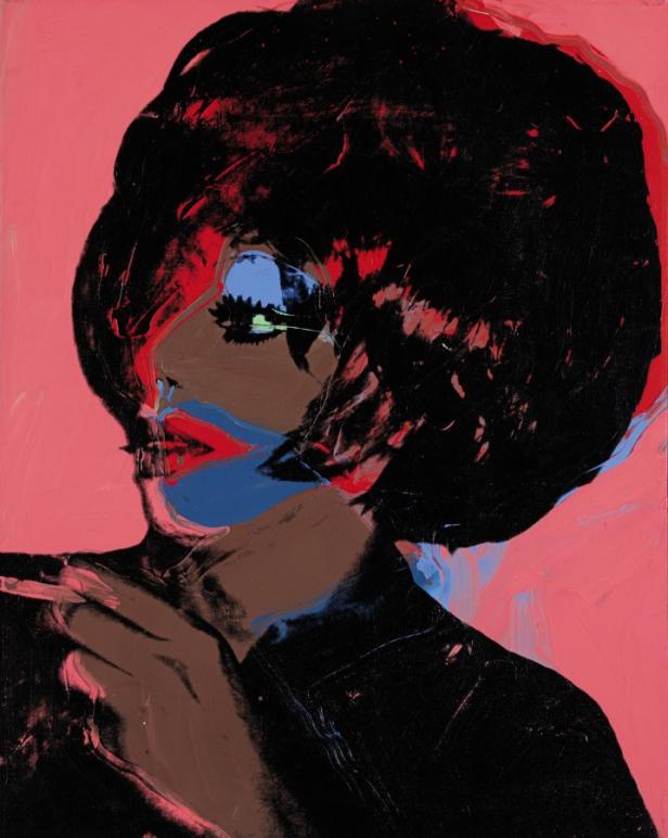 Ein Pop-Art-Porträt einer Frau mit dunklem Haar, die eine Zigarette raucht.