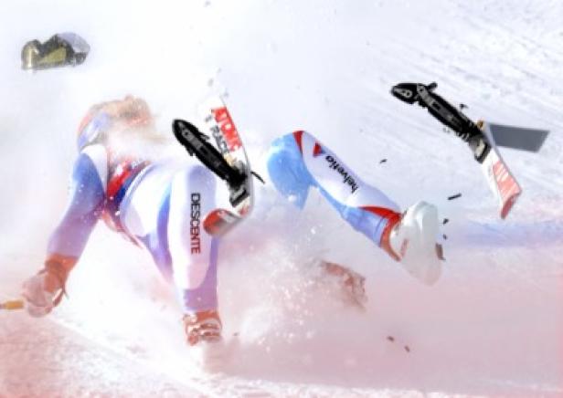 Eine Skirennläuferin stürzt im Schnee, ihre Skier sind abgeflogen.