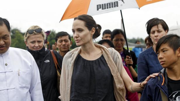 UNHCR special envoy Jolie Pitt holds her son Pax a Jolie nimmt kambodschanische Familie unter ihre Fittiche