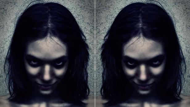 Das Gesicht einer Frau mit dunklen Haaren und leuchtend weißen Augen in einem gruseligen Doppelbild.