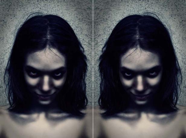 Ein unheimliches Doppelbildnis einer Frau mit dunklen Haaren und hellem Blick.