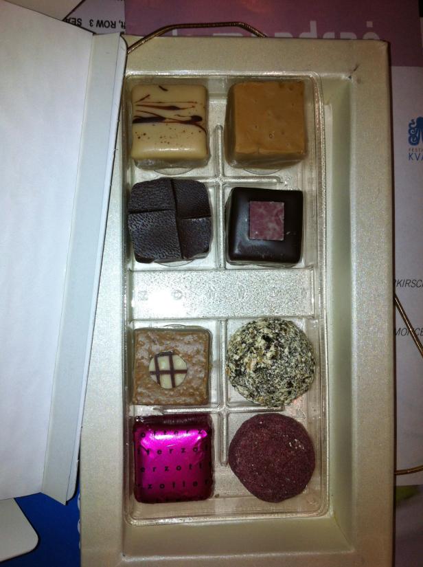 Eine Schachtel Pralinen der Marke Zotter in verschiedenen Sorten.