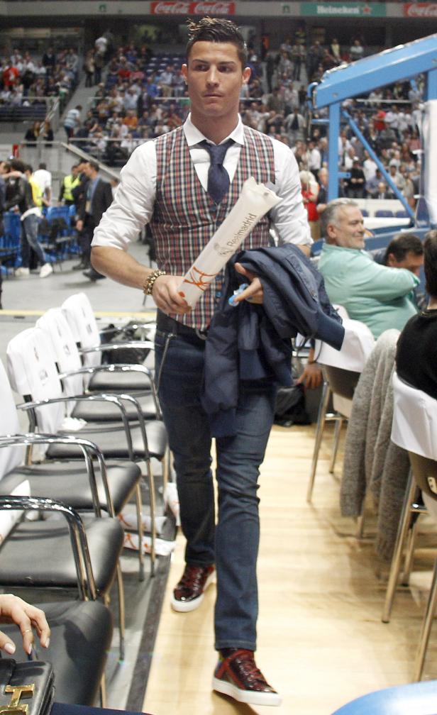 Cristiano Ronaldo in Jeans und Weste auf dem Weg zu einem Basketballspiel.