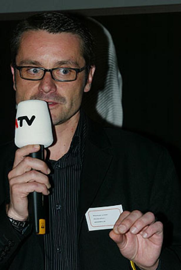 Ein Mann mit Brille spricht in ein Mikrofon mit dem Logo von n-tv.