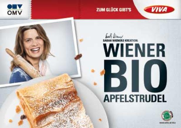 Ein Stück Wiener Bio-Apfelstrudel, kreiert von Sarah Wiener, wird präsentiert.