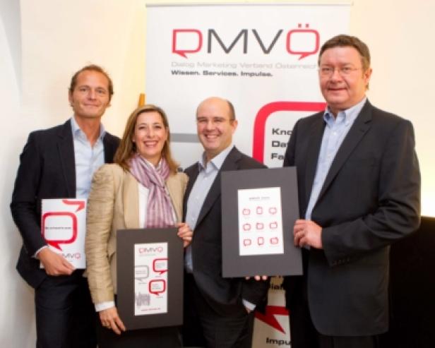 Vier Personen präsentieren Auszeichnungen des Dialog Marketing Verbands Österreich (DMVÖ).