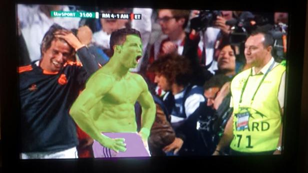 Ein bearbeitetes Bild von Cristiano Ronaldo als Hulk während eines Fußballspiels.