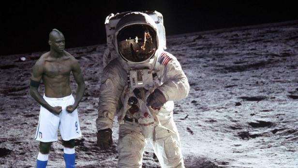 Ein Astronaut und Mario Balotelli stehen auf der Mondoberfläche.