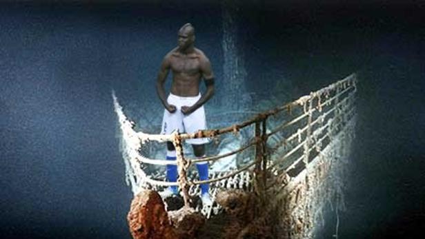 Mario Balotelli steht auf dem Wrack der Titanic.